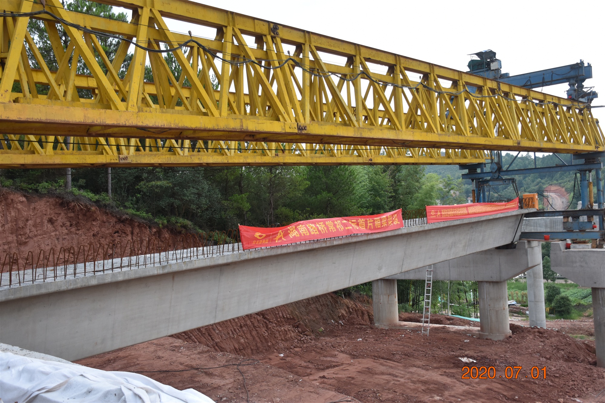 常祁二標首片箱梁成功架設(shè) 圖2_副本.jpg