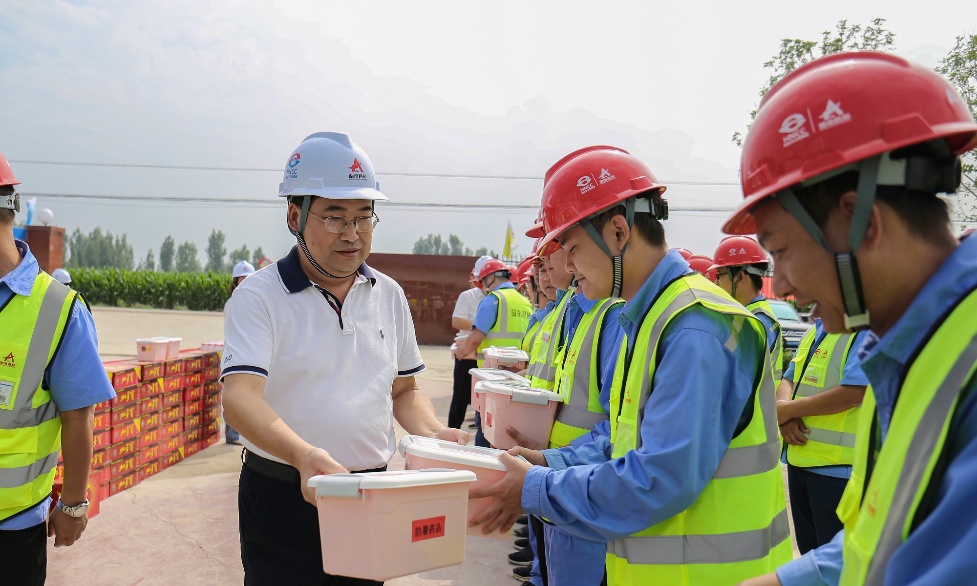 方聯(lián)民榮烏 項(xiàng)目現(xiàn)場(chǎng)慰問(wèn)_20200808152827_副本.jpg