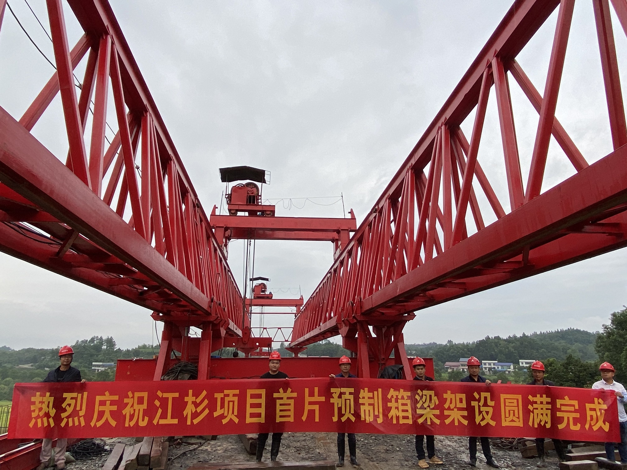 江杉首片箱梁架設(shè)_副本.jpg