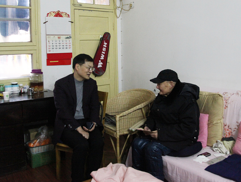 1、楊宏偉慰問老領(lǐng)導(dǎo)盧錫儂_副本_副本.jpg