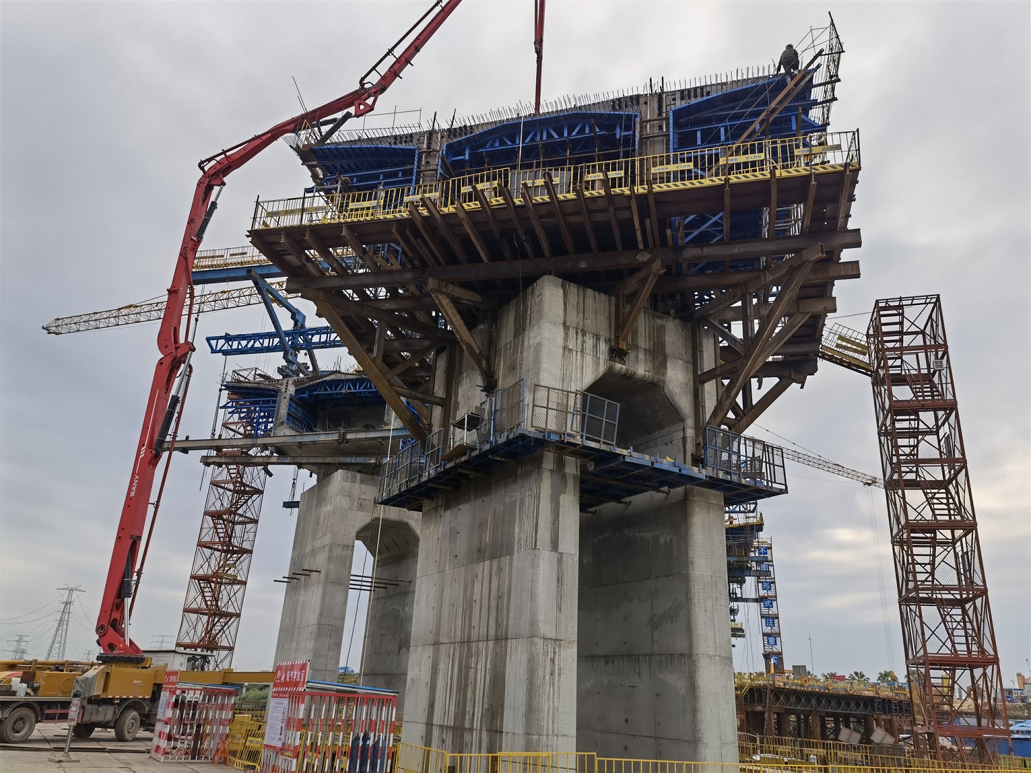 20210308 5莞番10標(biāo)最后一個(gè)0號(hào)塊完成澆筑 圖1_副本.jpg