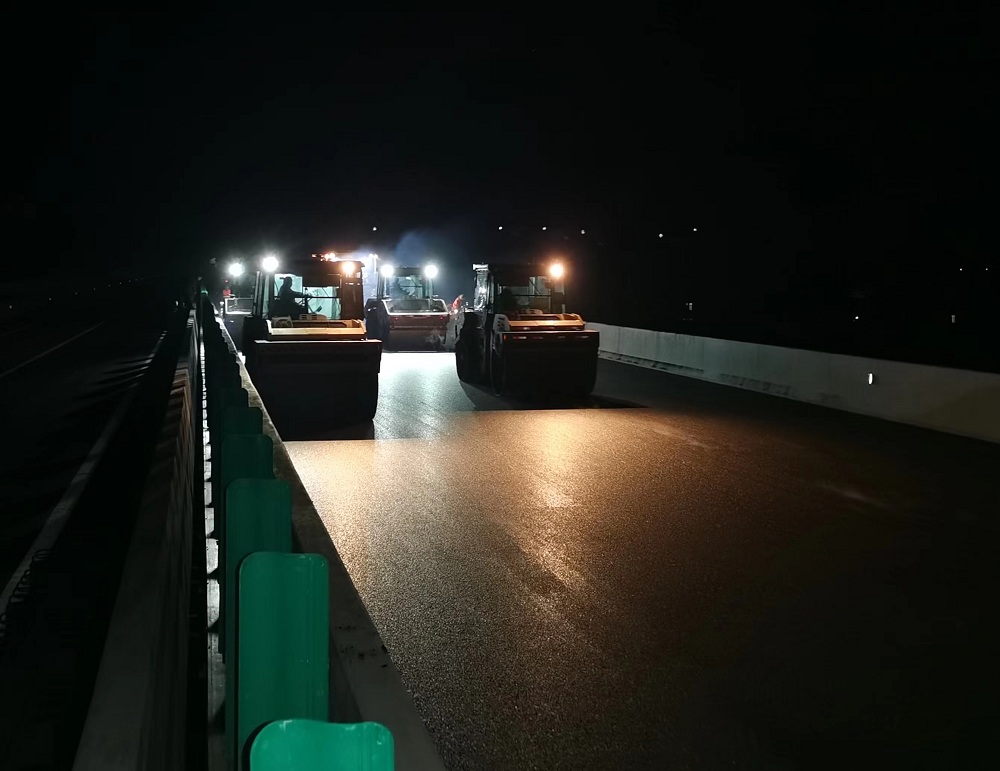 2021年12月 常祁項目“白加黑”進行瀝青攤鋪.jpg