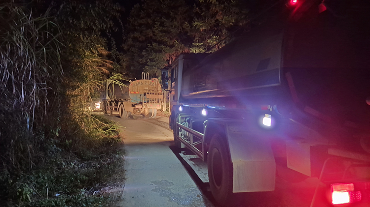 20221018116943.jpg 照片:茶常14標(biāo)公路人36公里馳援龍海鎮(zhèn)森林火災(zāi)現(xiàn)場.jpg