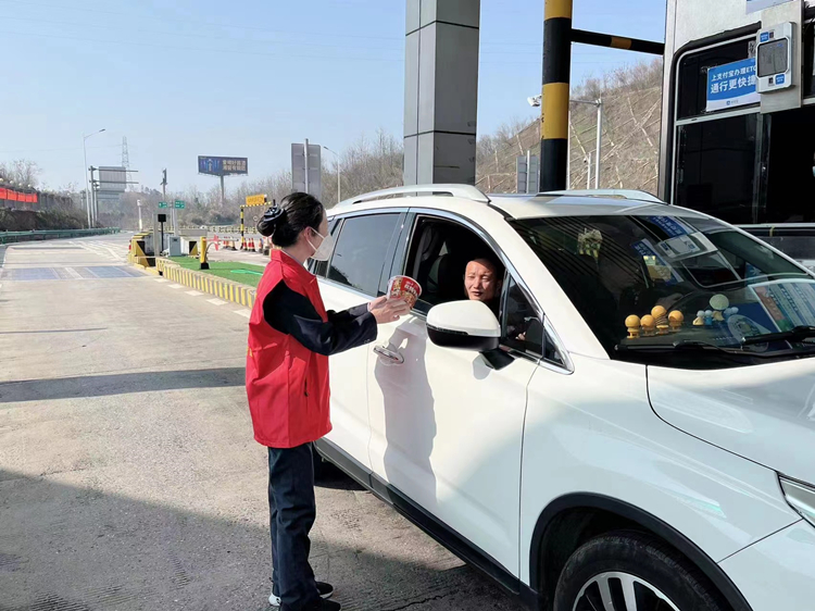 20230308302986.jpg 醴陵東收費站收費廣場志愿服務(wù)1.jpg