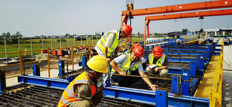 觀音寺長江大橋項(xiàng)目完成首片預(yù)制箱梁澆筑2_副本.jpg