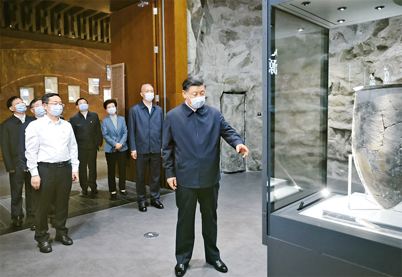 2023年6月2日，中共中央總書記、國家主席、中央軍委主席習(xí)近平在北京出席文化傳承發(fā)展座談會并發(fā)表重要講話。這是座談會前，習(xí)近平2日下午在中國歷史研究院考察。 新華社記者 鞠鵬/攝