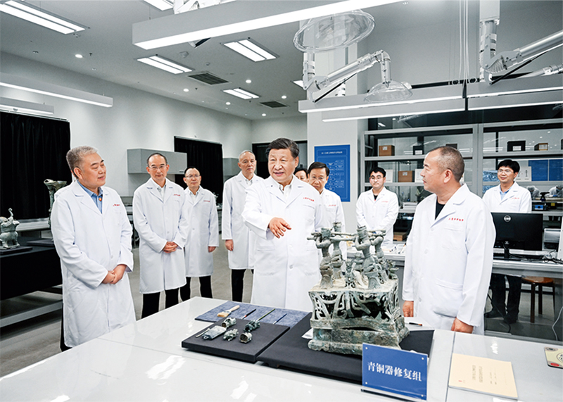 2023年7月25日至27日，中共中央總書記、國家主席、中央軍委主席習(xí)近平在四川考察。這是26日下午，習(xí)近平在位于德陽市廣漢市的三星堆博物館文物保護(hù)與修復(fù)館，同現(xiàn)場工作人員親切交流。 新華社記者 謝環(huán)馳/攝