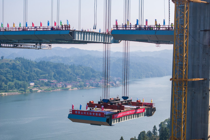 20250805837269.png 節(jié)段梁吊裝施工.png