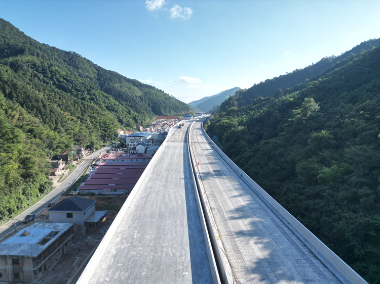 20251024779606.jpg 零道六標(biāo)項(xiàng)目何家特大橋圓滿完成梁板架設(shè)_副本.jpg